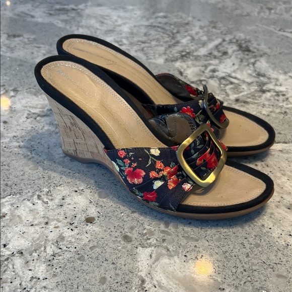 Rockport Black Floral Wedge Sandals with Gold Buckle - Picture 1 of 7